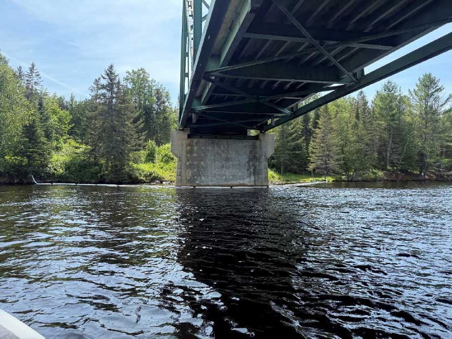 Photo qui représente le nouveau barrage installé avant les travaux excavation