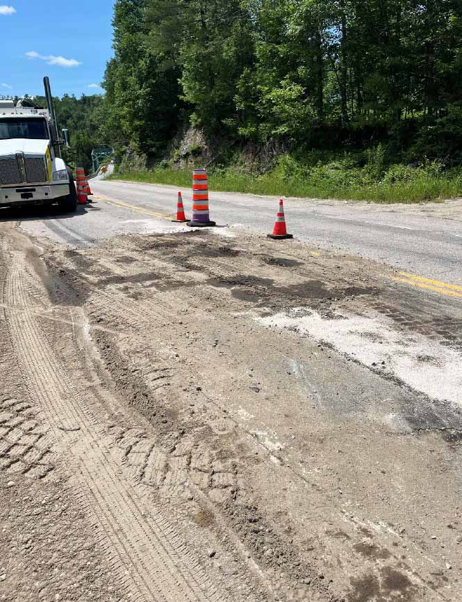 Photo qui représente un camion klondike et de la terre imbibe d'huile